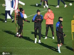 爱游戏体育-包含冲刺阶段巴黎圣日耳曼备战德甲；完成体检细节曝光；球迷炸锅；赛程密集仍需轮换的词条